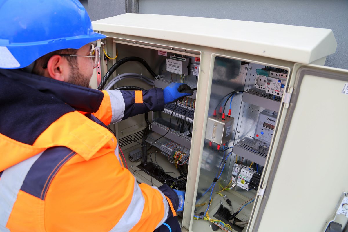 Elektrik panosunda kontrol ve arıza tespiti yapan teknik servis uzmanı