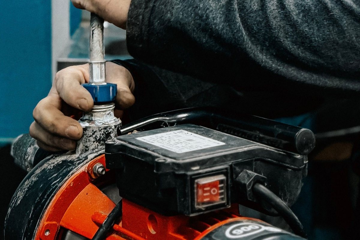 Teknik servis ustasının cihaz ve bağlantı ekipmanları üzerinde çalıştığı onarım sahnesi